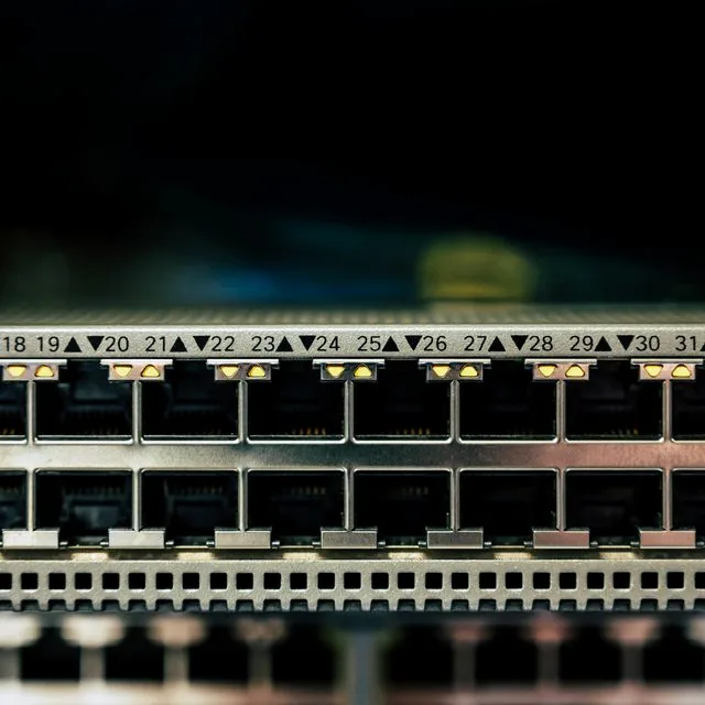 Switch réseau avec ports ethernet et témoins LED