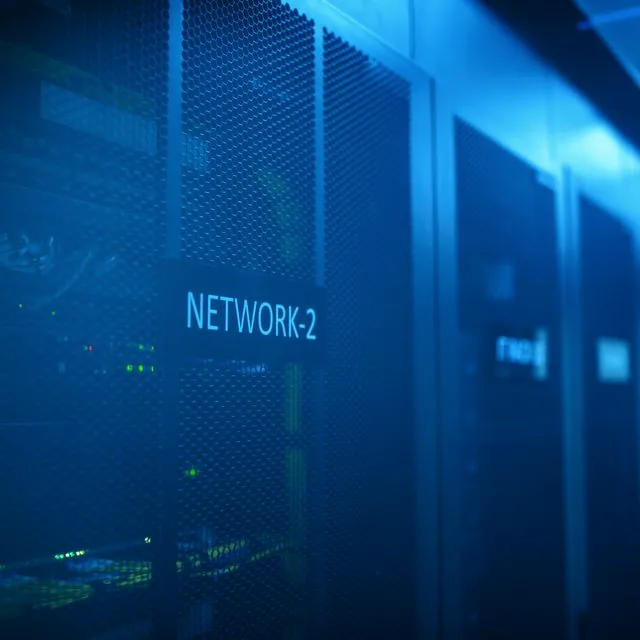 Salle serveurs à illumination bleue, plateforme de virtualisation