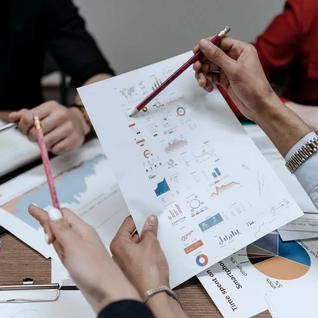 Consultant analysant des rapports et graphiques en réunion