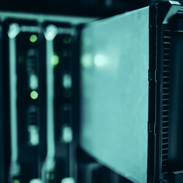 Baies de serveurs alignées dans un datacenter moderne