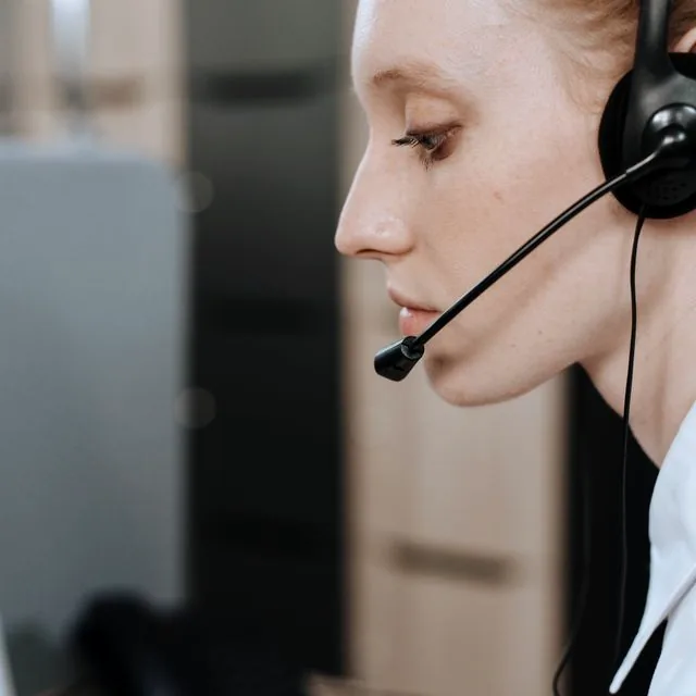 Technicienne support au casque prenant en charge un incident