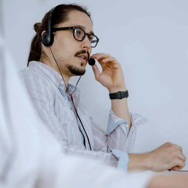 Ingénieur support concentré au casque, escalades complexes